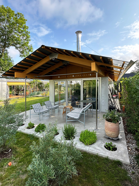 Exklusiv modern villa med specialdesignat tak i trä och plåt – exempel på skräddarsydda plåtarbeten i samarbete med Treano och SAWI. Funktionella och estetiskt tilltalande plåtdetaljer anpassade för nordiskt klimat.