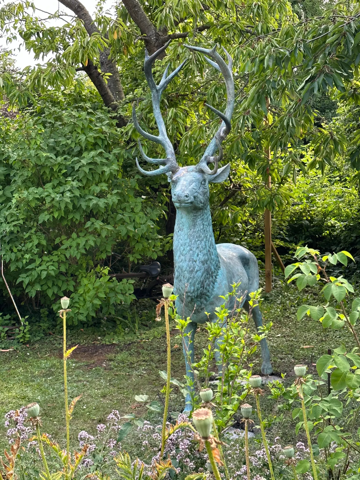 Omfattande reparation utav skadad staty i brons